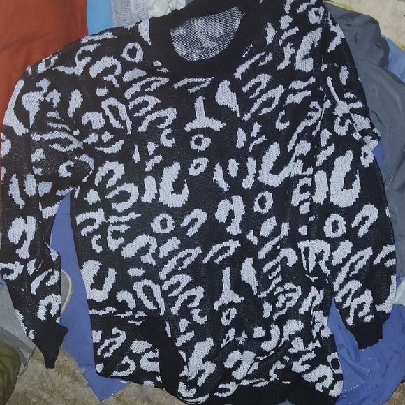 Chic Black and White Patterned Sweater